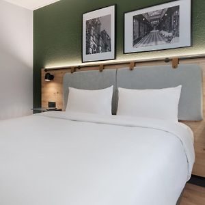 Standard Room 1 Queen Bed